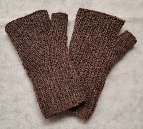 Wisconsin Wooly Fingerless Mitts Pattern by Anne Bosch